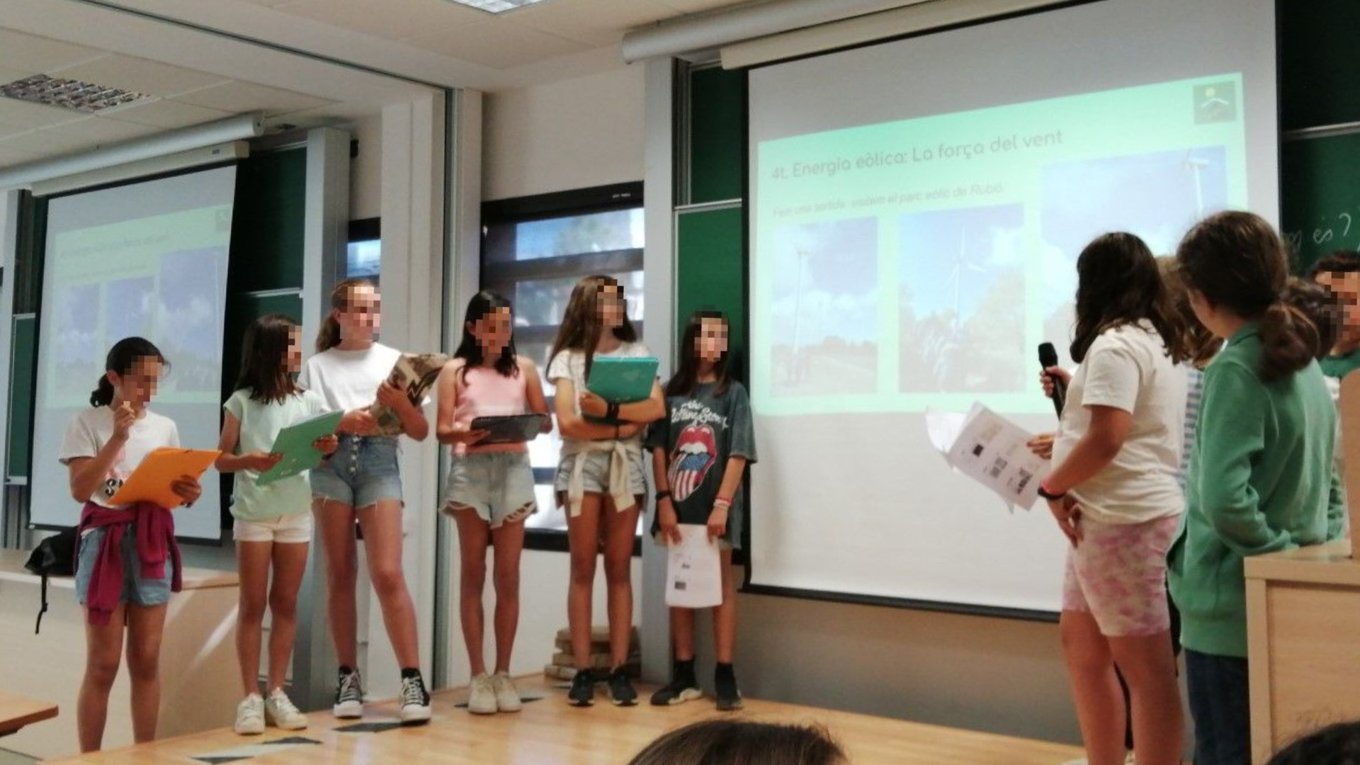 Alumnes de primària fan una presentació a l'aula de la UAB.